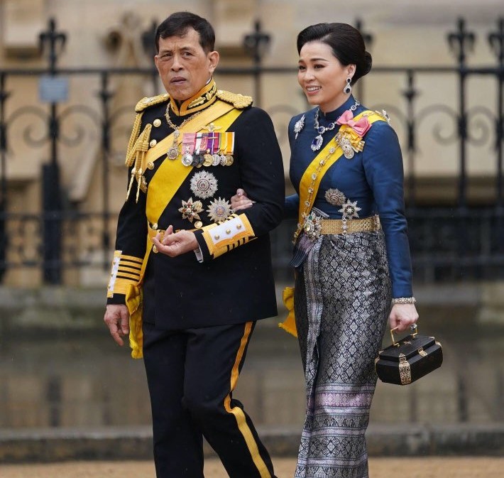 ราชินี พระราชพิธีบรมราชาภิเษก ฉลองพระองค์ ทรงเข็มกลัดพระบรมสาทิสลักษณ์ ร 5 และ พระสาทิสลักษณ์ สมเด็จพระศรีสวรินทิราบรมราชเทวี พระพันวัสสาอัยยิกาเจ้า